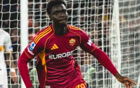 La Roma batte il Lecce e aggancia la Juve