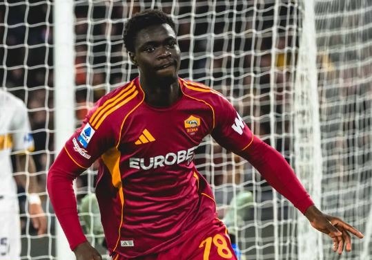 La Roma batte il Lecce e aggancia la Juve