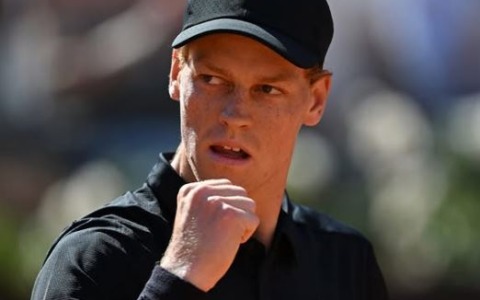 Sinner batte Rublev e vola in semifinale