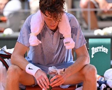 Sinner saluta il Roland Garros: Cerundolo vince in rimonta, ma…