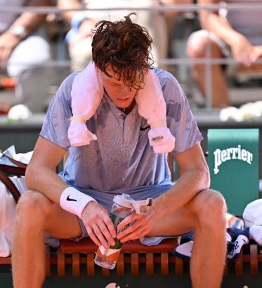 Sinner saluta il Roland Garros: Cerundolo vince in rimonta, ma…