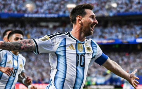 Messi nella leggenda: tripletta all’Algeria e record eguagliato