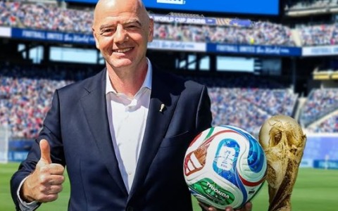 Aerei e viaggi per vedere due partite al giorno: è polemica su Infantino