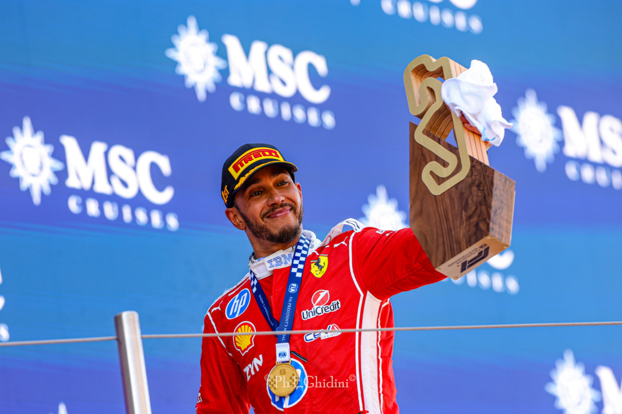 Hamilton: “La Ferrari il team più grande del mondo con i migliori tifosi”